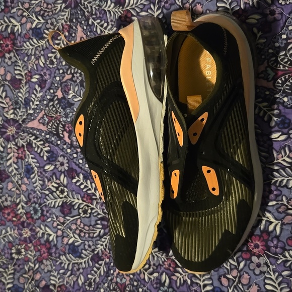 Fabletics black and peachy pink tennis shoes - Picture 4 of 8